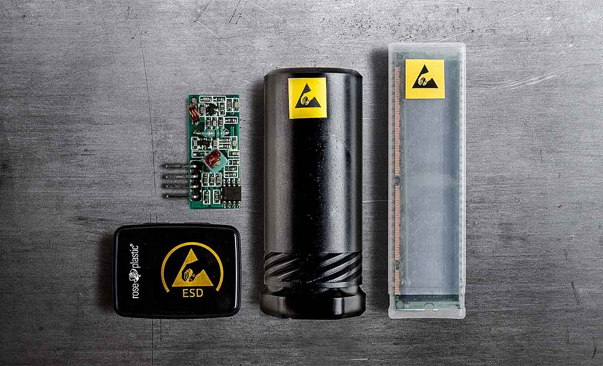 Nossas soluções de embalagens plásticas com proteção ESD protegem components eletronicos sensiveis de discargas eletrostáticas.