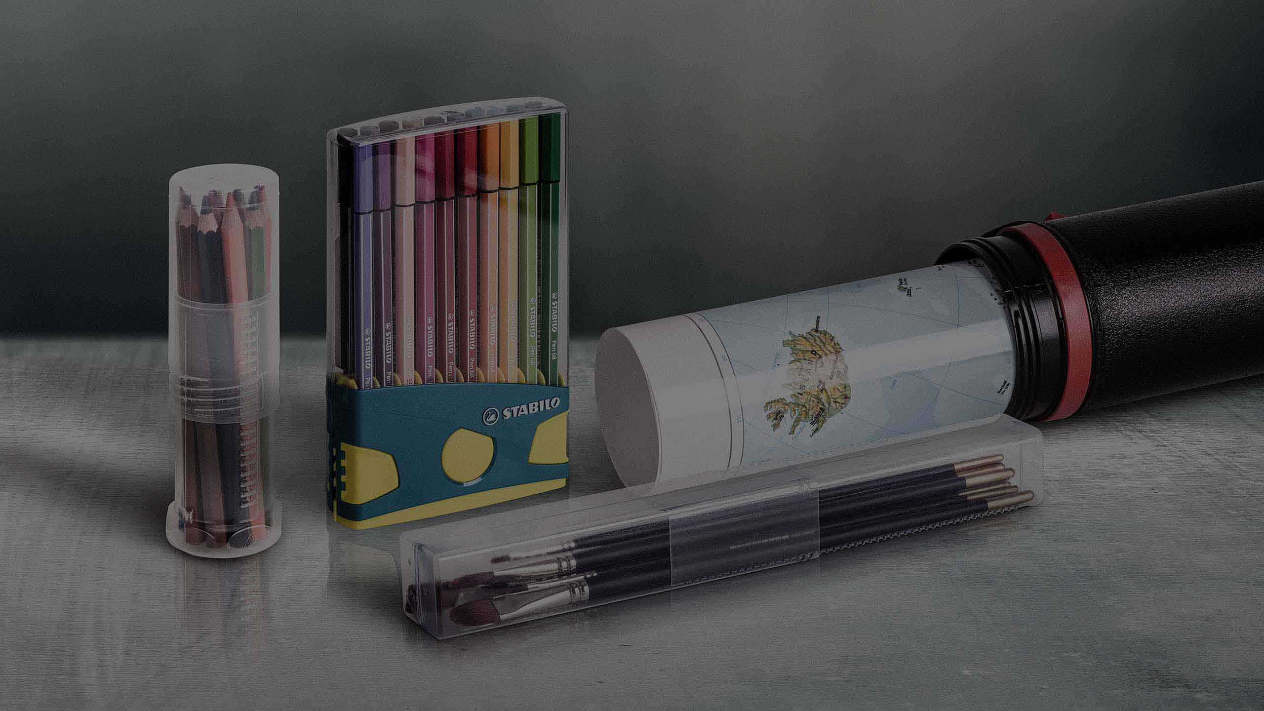 Uma seleção de embalagens plásticas para itens de papelaria e artigos para arte.